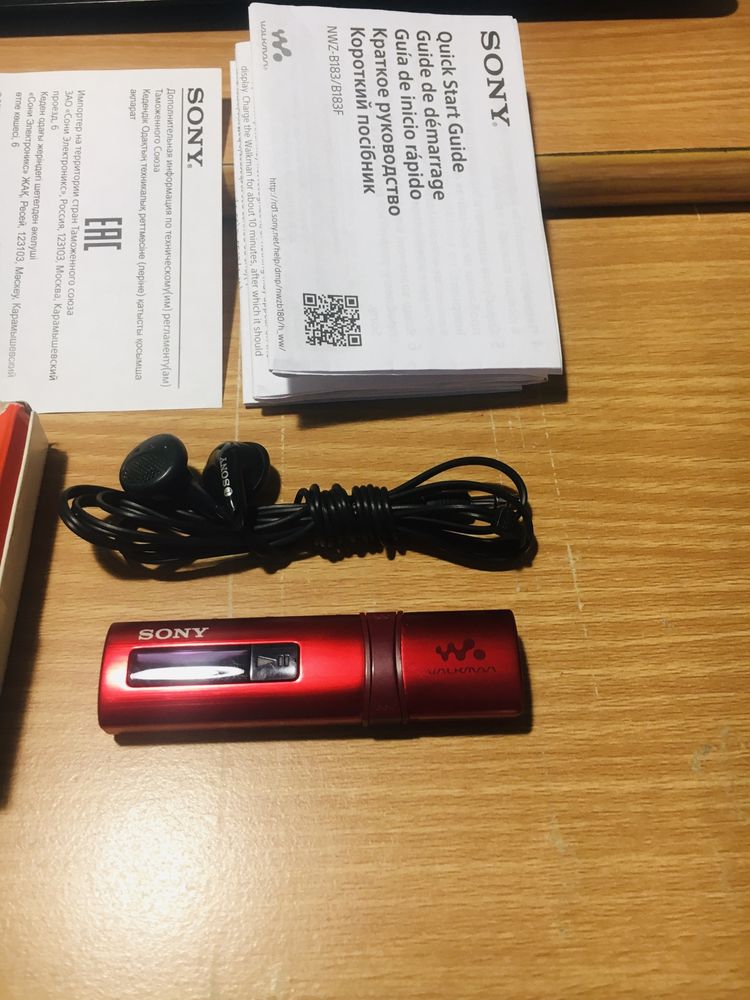 Легендарный фирменный оригинал мини-плеер SONY WALKMAN 2шт наушниками