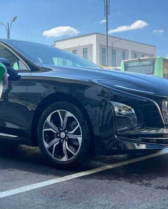 Nasiya savdoga  HONGQI E-QM5 500KM eng supper aksiya narxlarda