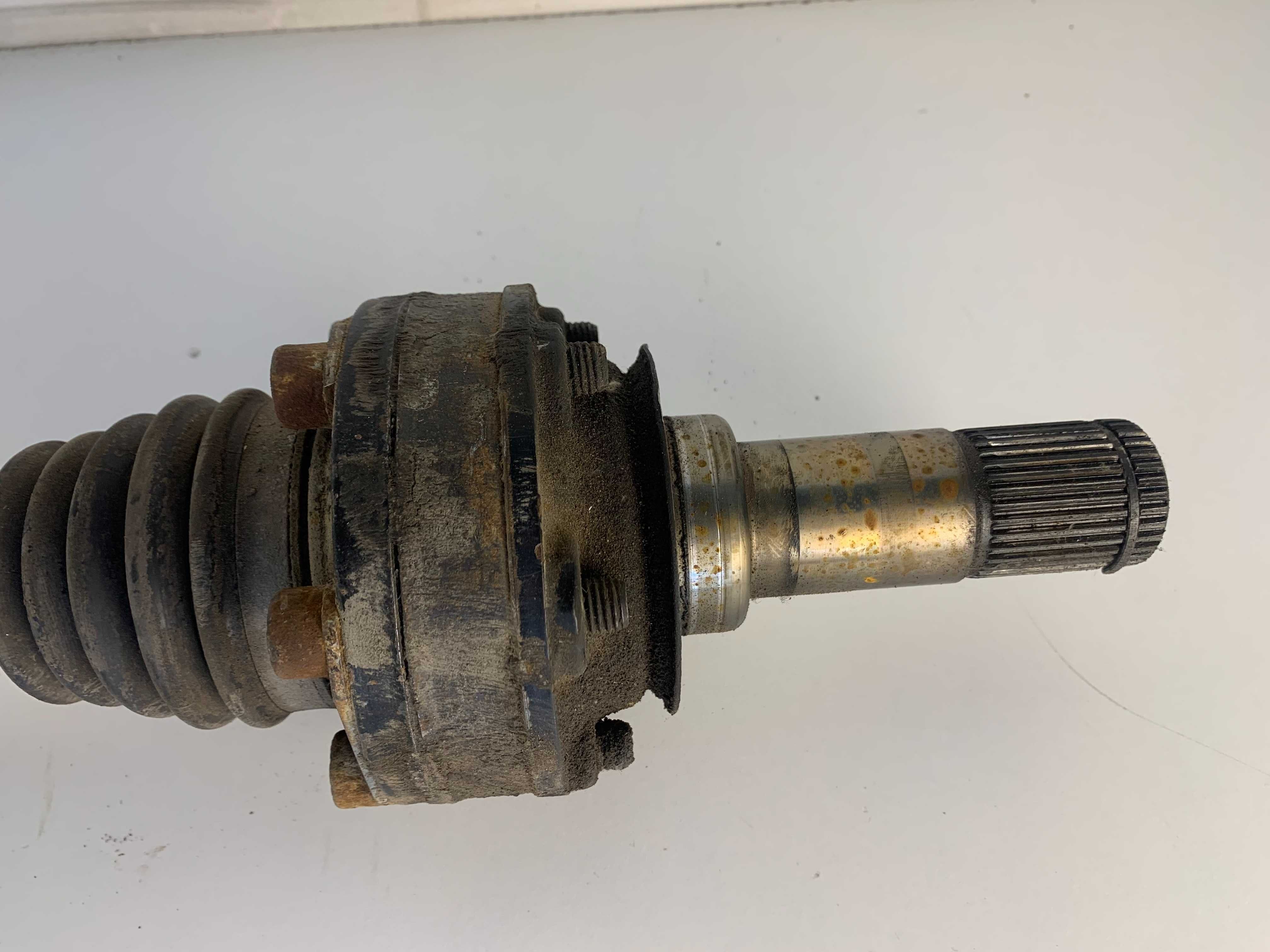 Задна лява полуоска VW Touareg I (02-10)г. 7L6501201B