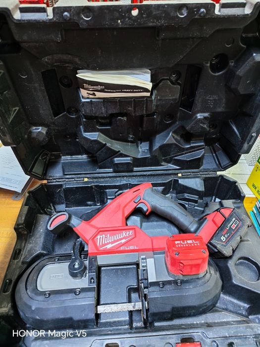 Ferăstrău cu banda Milwaukee fbs85