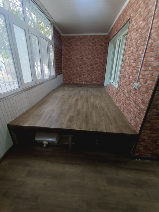 Продаётся 3х ком квартира в чирчике 3 мкн 1 этаж дом кирпичный