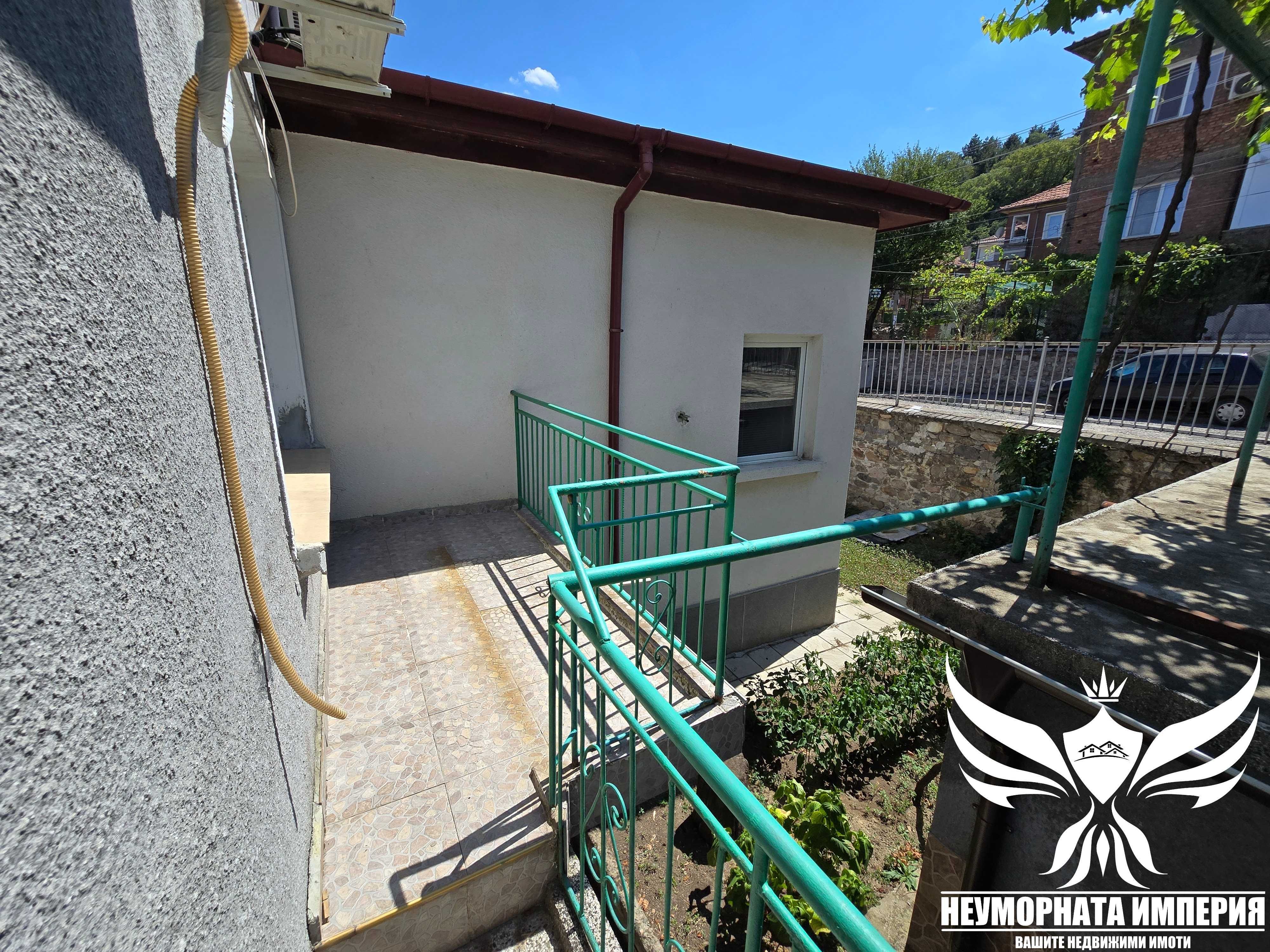 Продавам тристаен 76кв с 1/3 двор в Асеновград кв.Стадиона