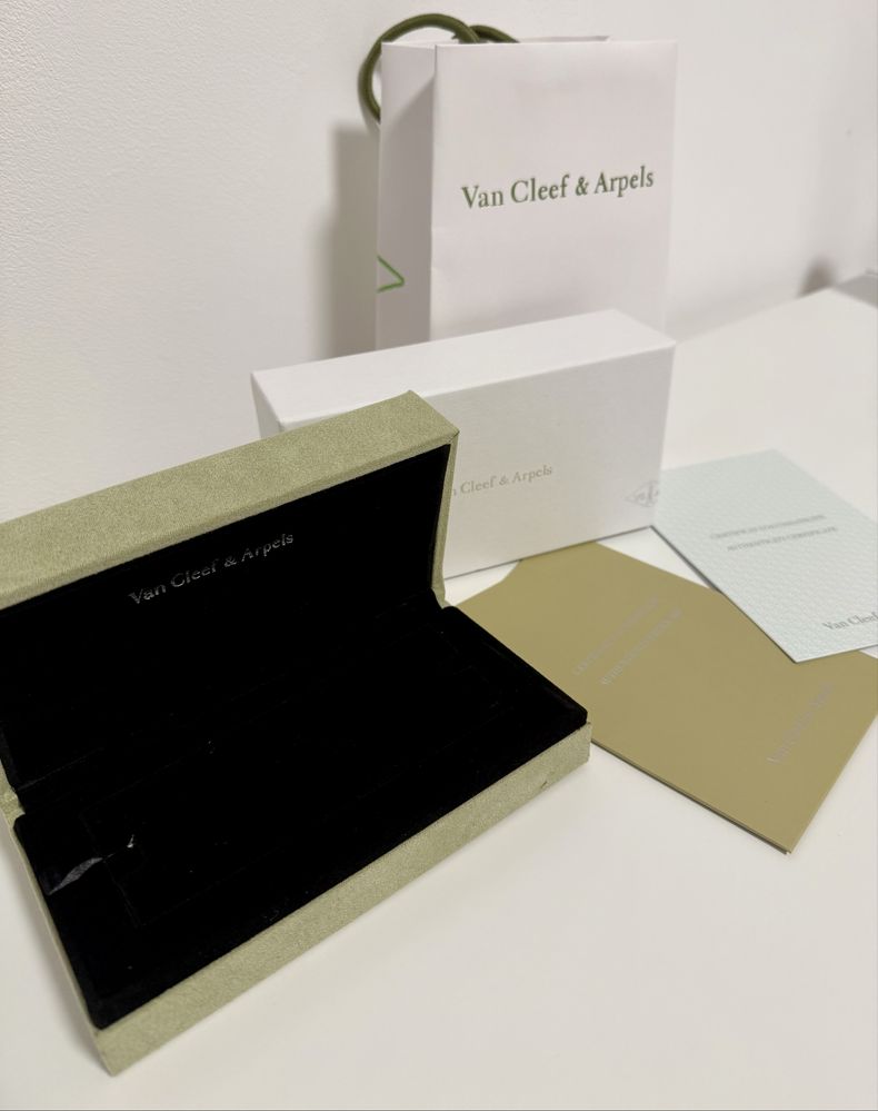 Van cleef & Arpels - Оригинална кутия , сертификат , документи