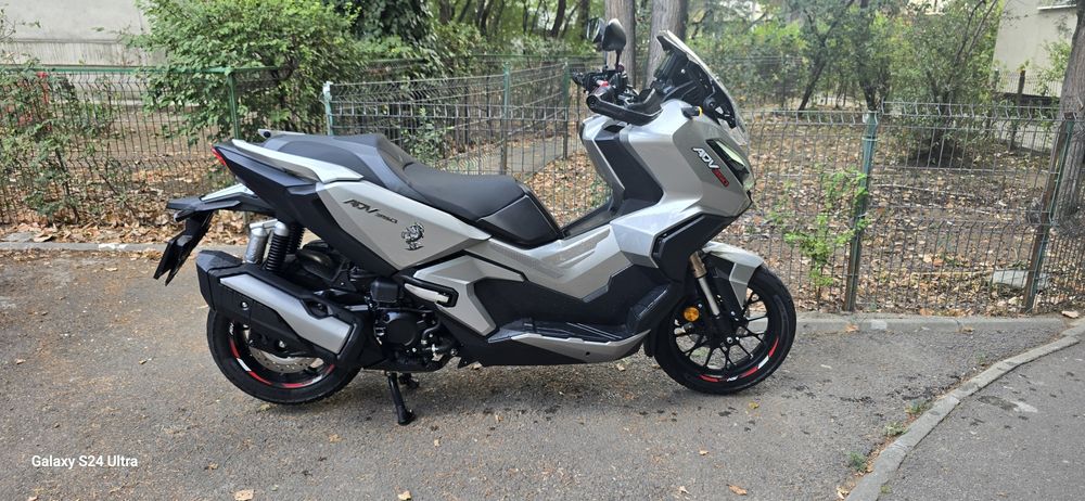 Vând HONDA ADV 350