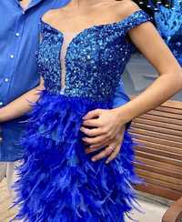 Ефектна синя рокля с пера