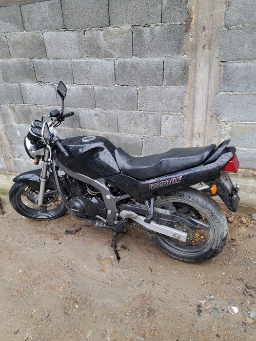 Vând motocicleta De 500cm