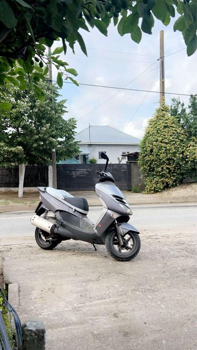 Vând scuter aprilia leonardo