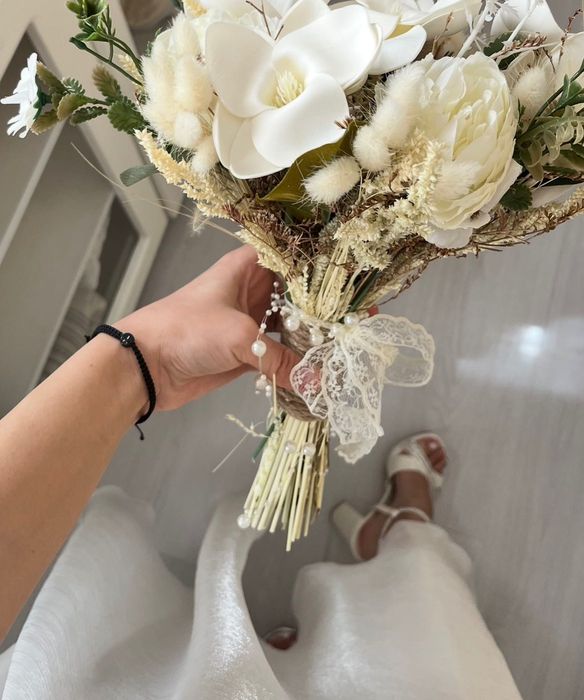 бяла рокля с паднали ръкави,носена само веднъж+букет в същия стил