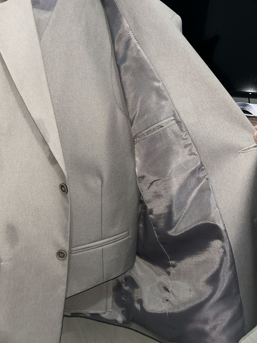 Vând costum în 3 piese pentru bărbați