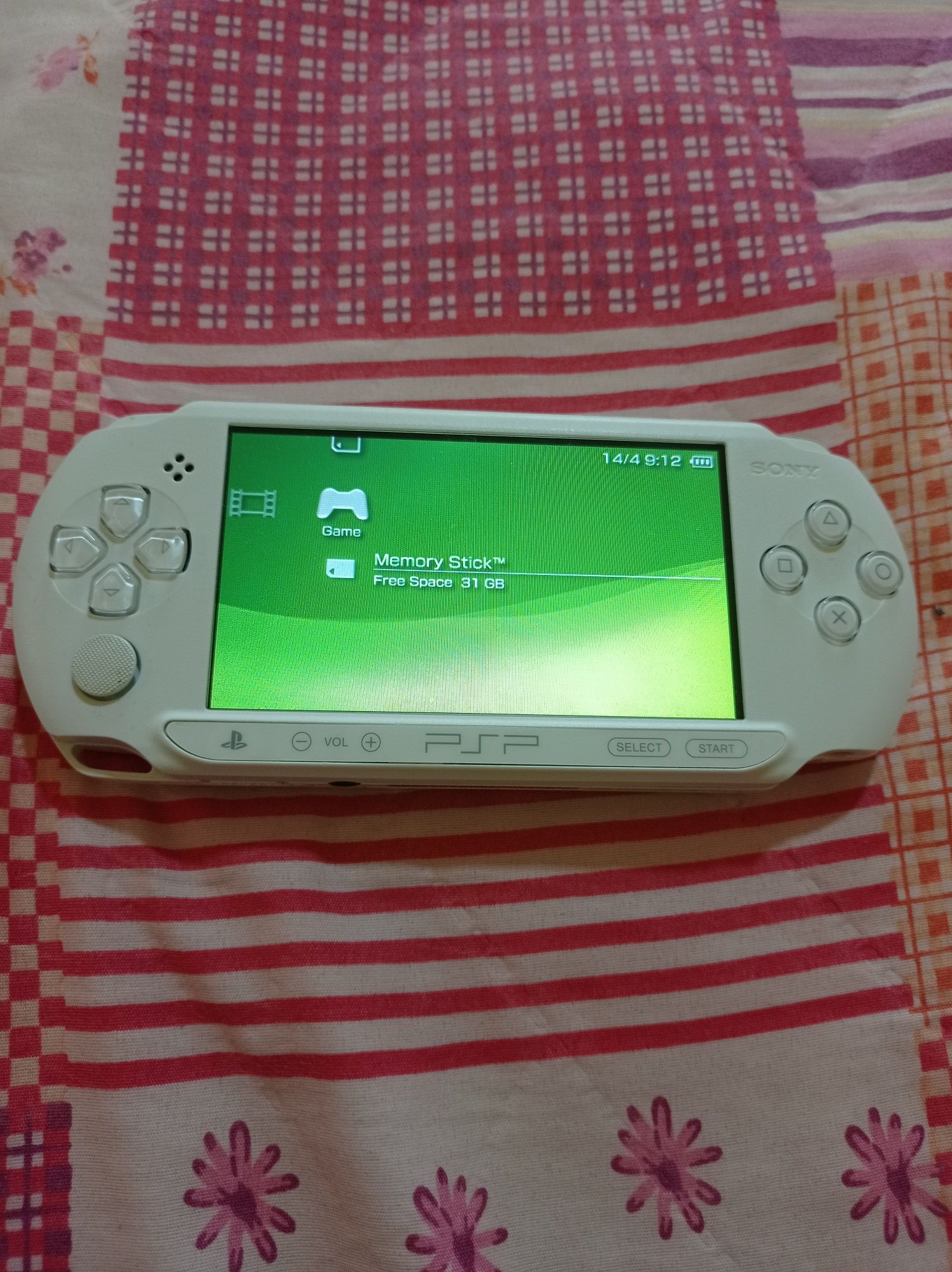 PSP E1004 с около 200 игри