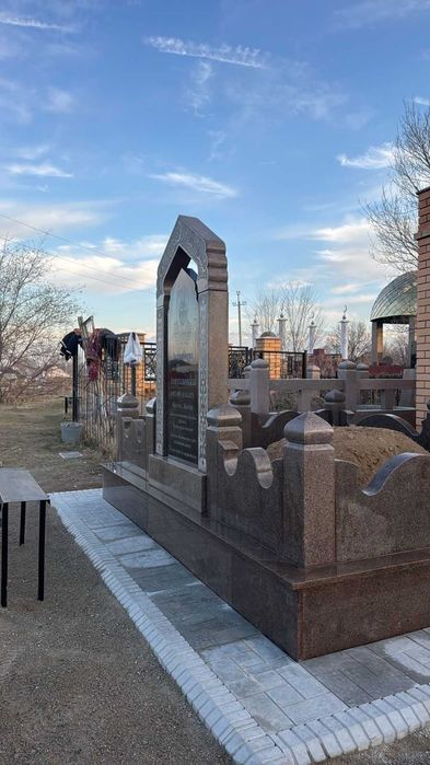 Ескерткіштер кол жетімді бағамен.