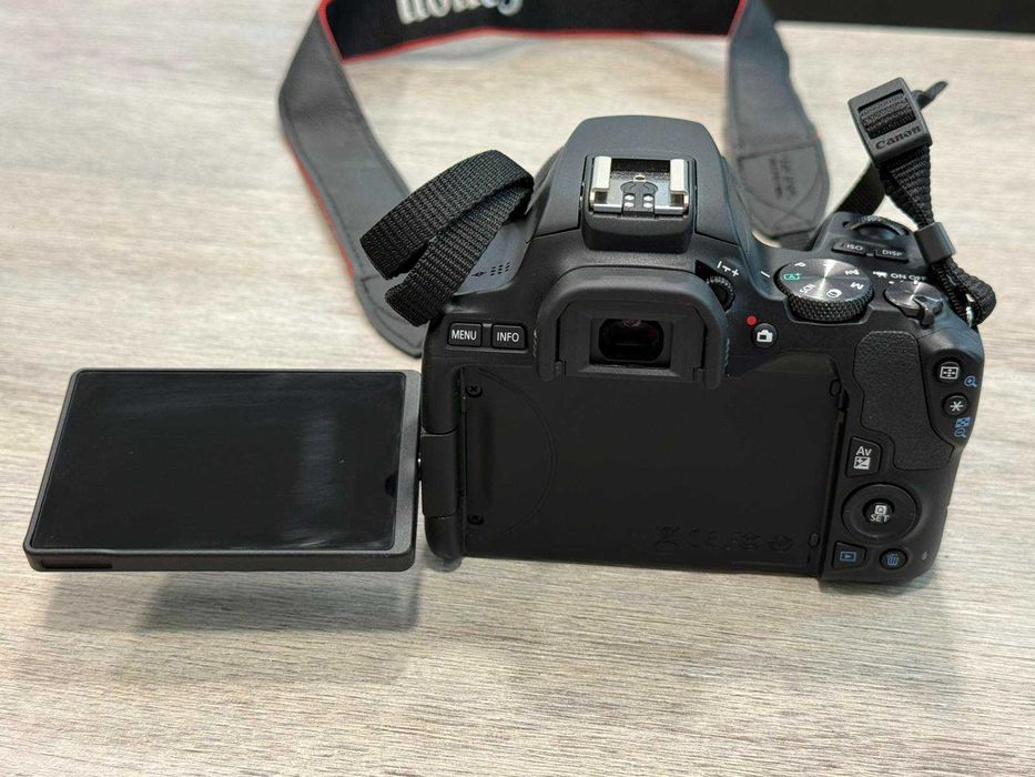 Canon EOS 250D + обектив EF-S 18–55mm