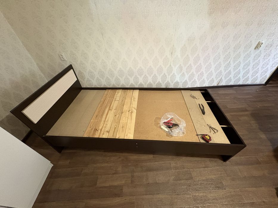 Продается Одноместная кровать без матраса