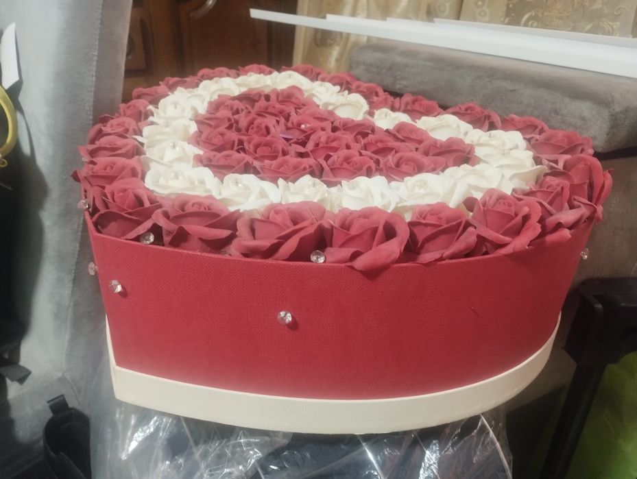 Vand decoratiune cu trandafiri artificiali noua