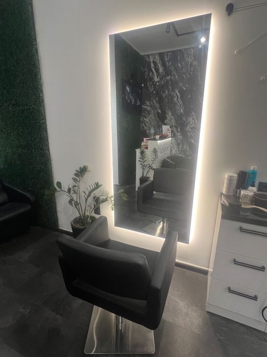 Фризьорски стол и огледало с лед осветление
