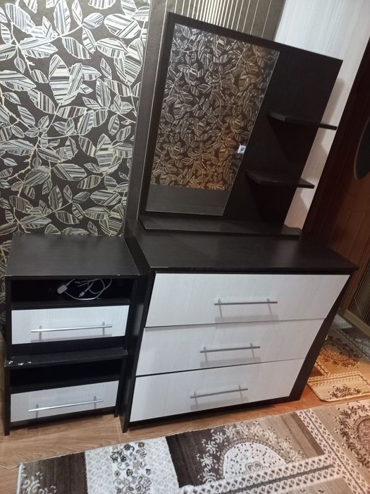 Продам комод  +тумба +зеркало.