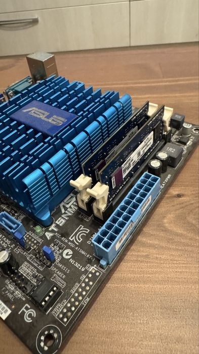 Placa de baza Asus cu procesor Intel cu racire pasiva si 4GB Ram
