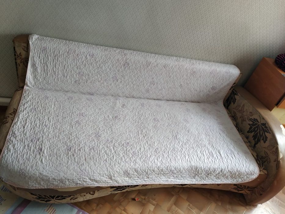 Диван раскладной. Состояние хорошее.В кожаных покровах имеется дефект