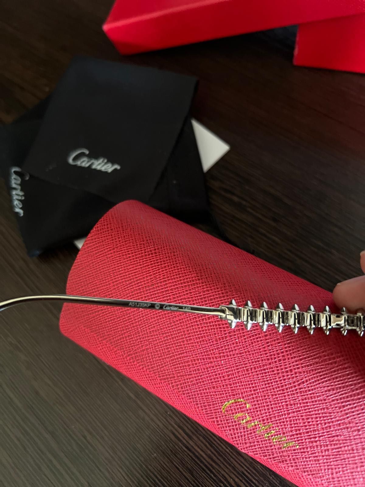Vand ochelari Cartier si Ray-Ban