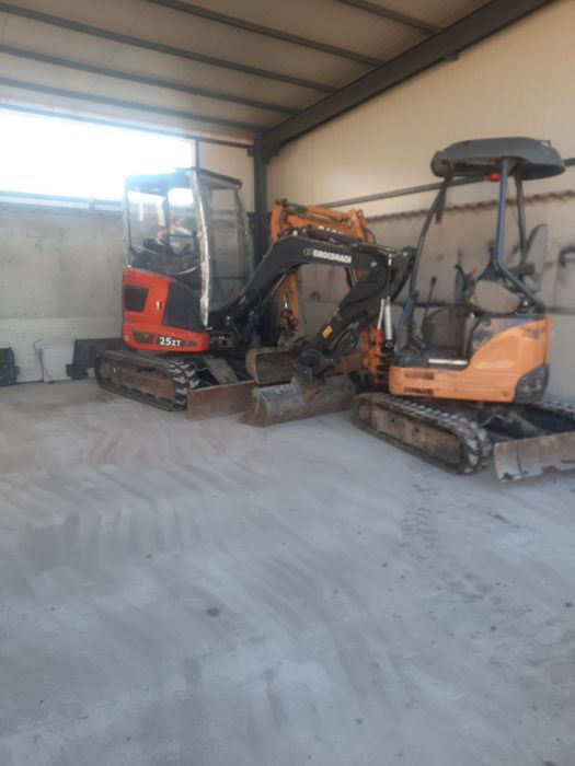 Miniexcavator și bobcat spatii înguste  pamant vegetal si nisipos