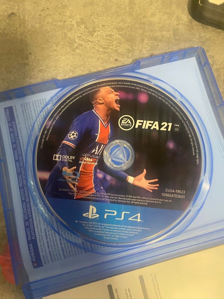 Vând FIFA 21 ...