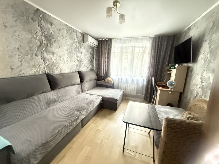 Просторная комната, с душем, район «Изюминка» средний этаж.