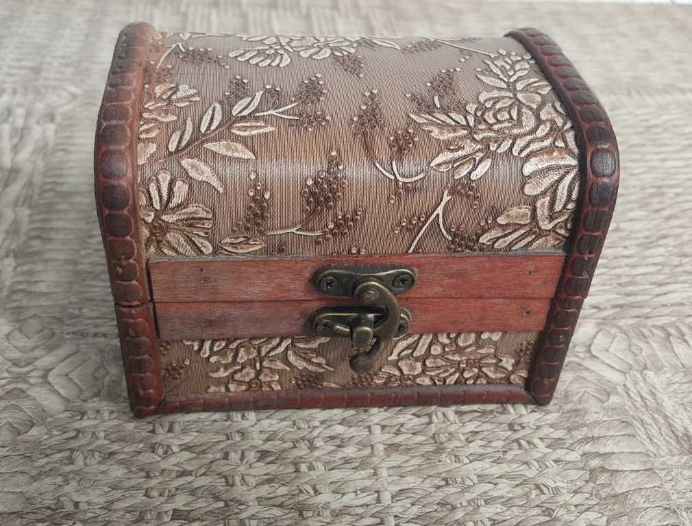Cutie cufăr din lemn cu încuietoare din metal şi accesorii decorative