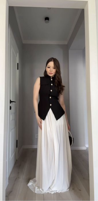 Жилет черный с золотыми пуговицами