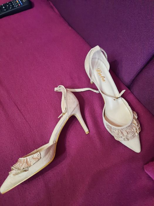 Vand pantofi noi