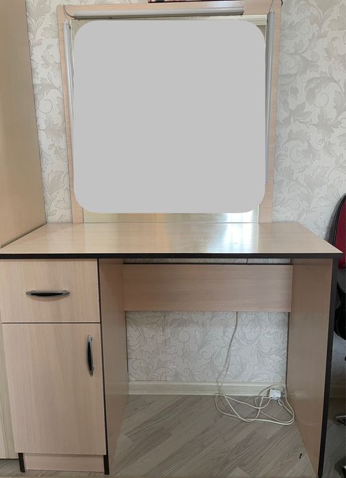 Туалетный столик с подсветкой