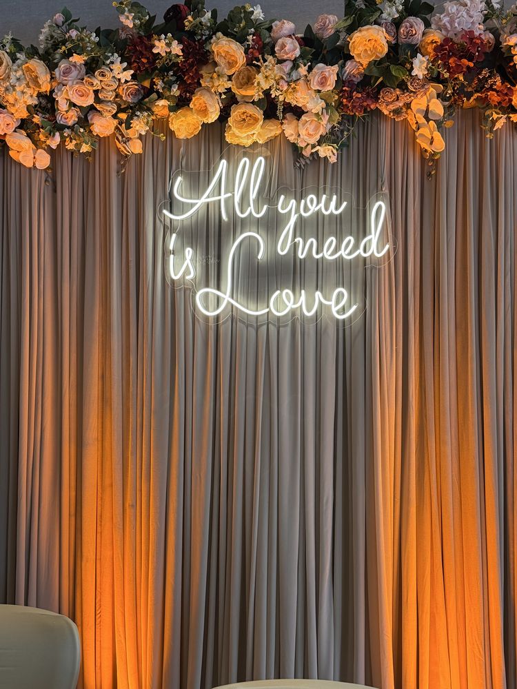 Светещ надпис All you need is love