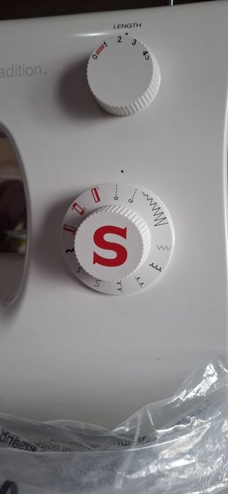 Vand masina de cusut  noua