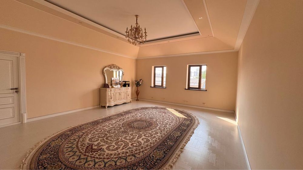 Просторный дом с дизайнерской отделкой