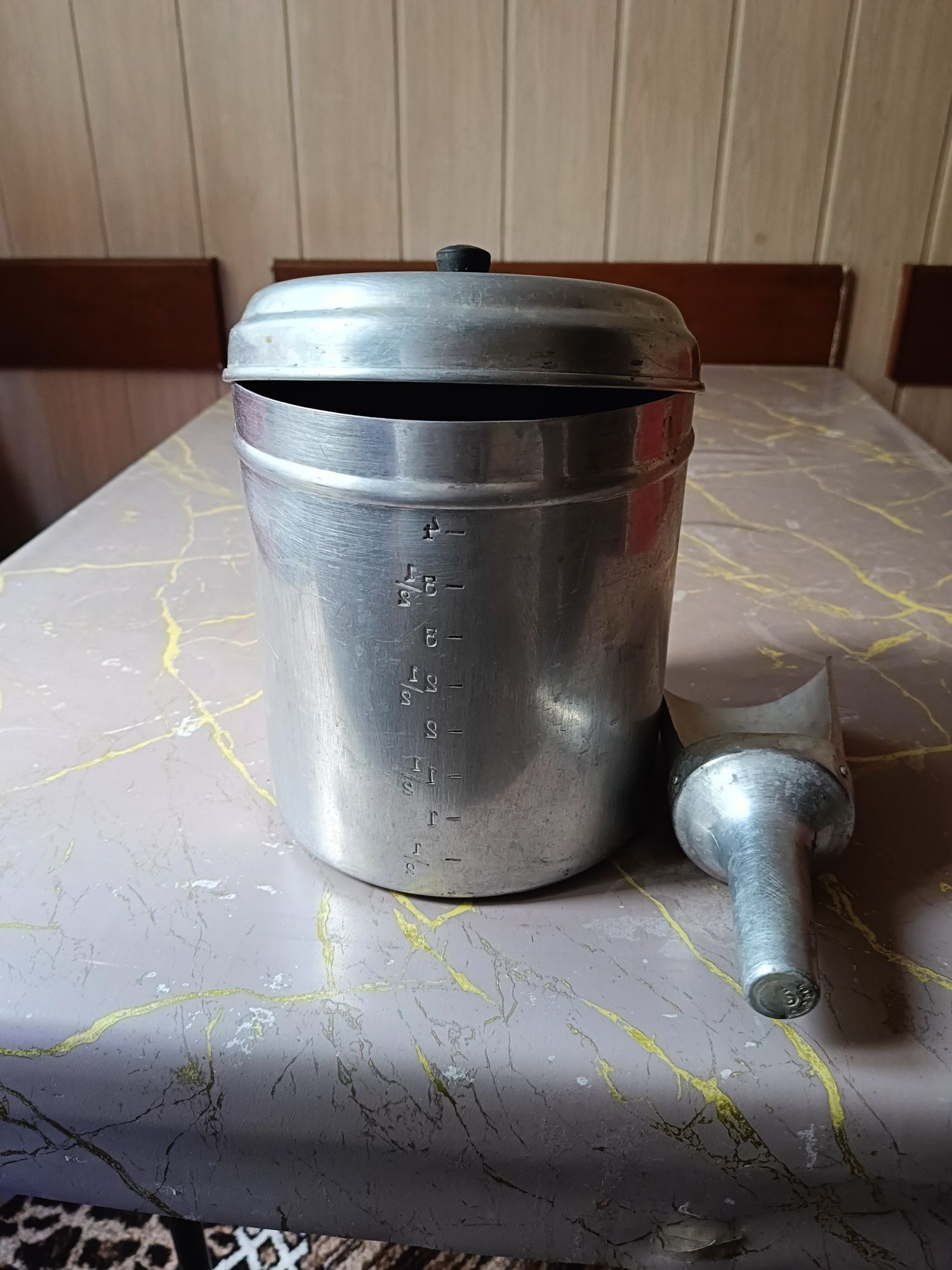 Продам алюминевую ёмкость для муки