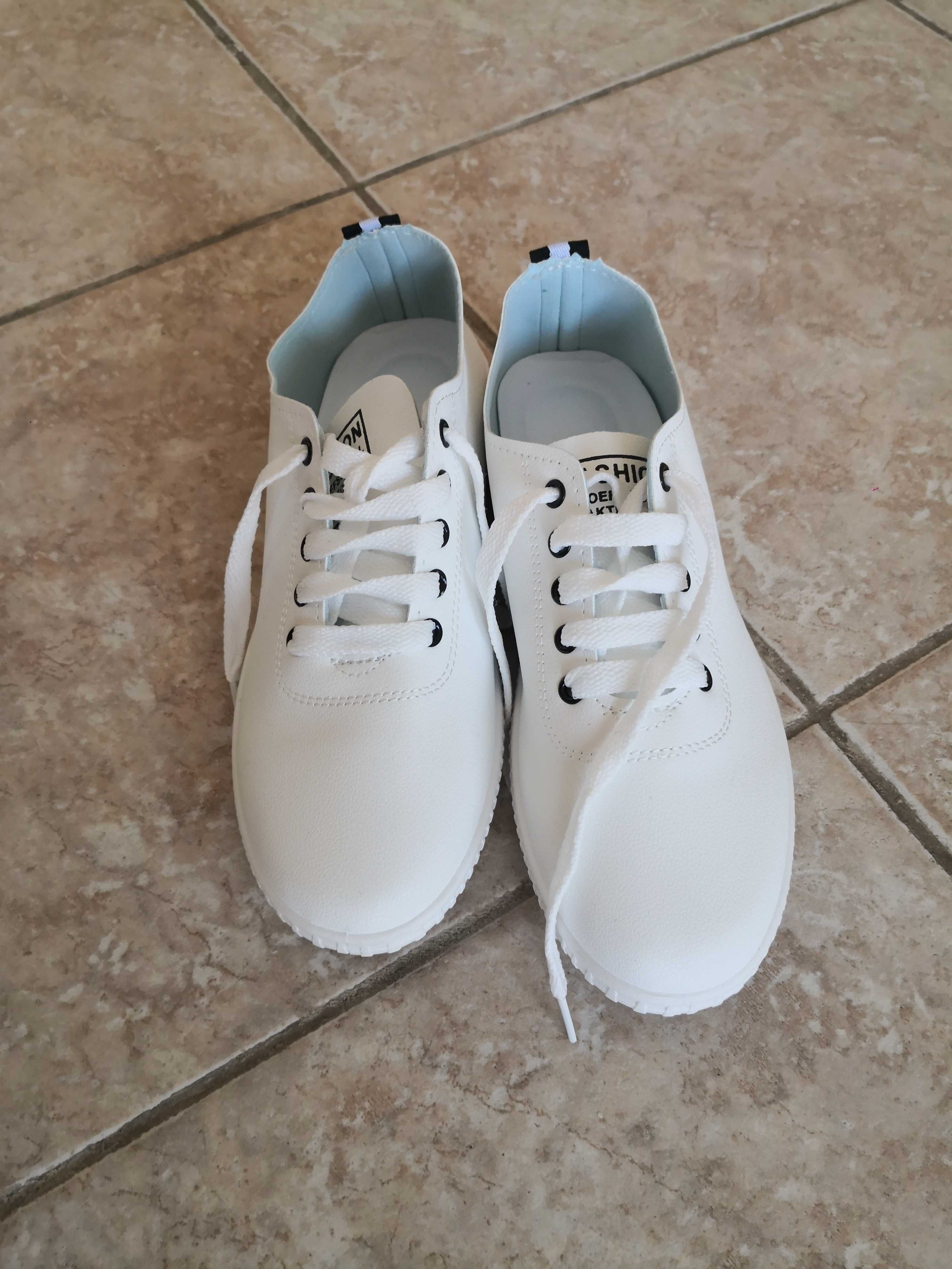 Бели спортни обувки