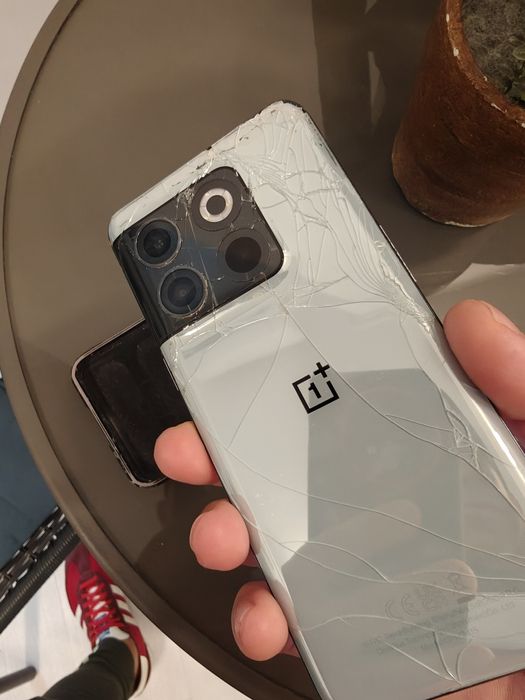 Oneplus 10T model 16/256 GB capac spate crapat in rest fara probleme.