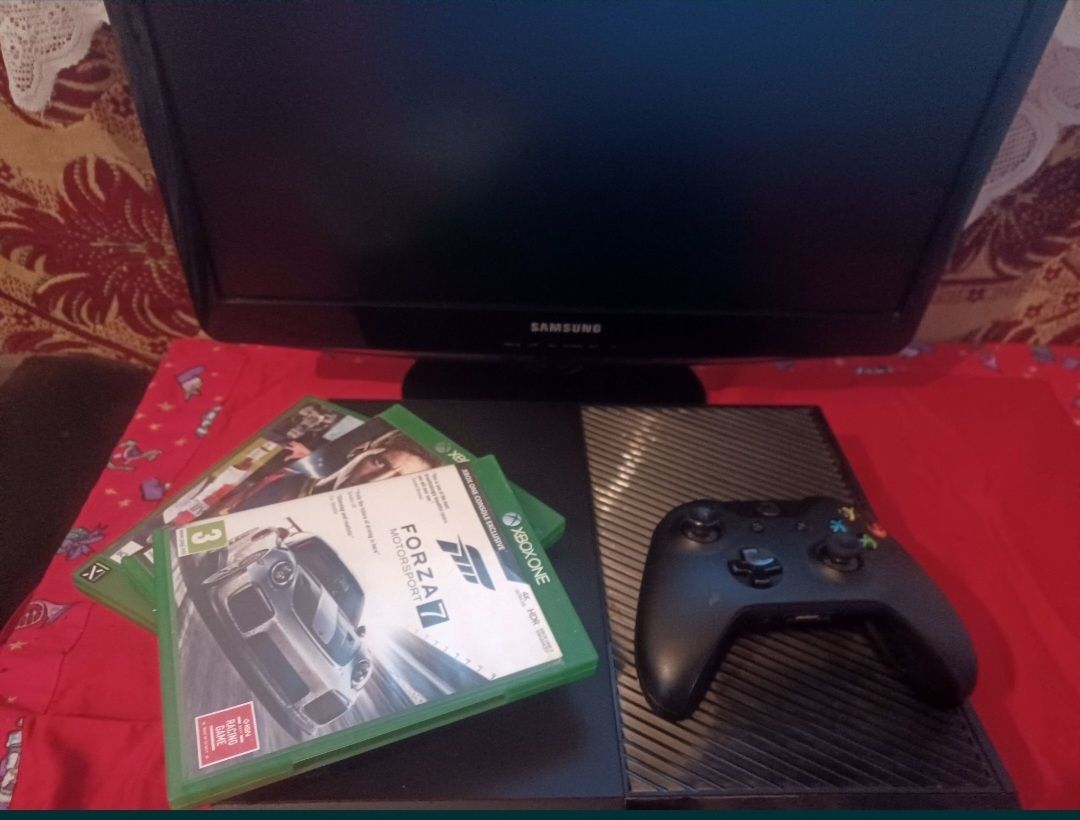 Vindem Xbox one cu monitor samsug si cablu de alimentare 
3 jocuri :