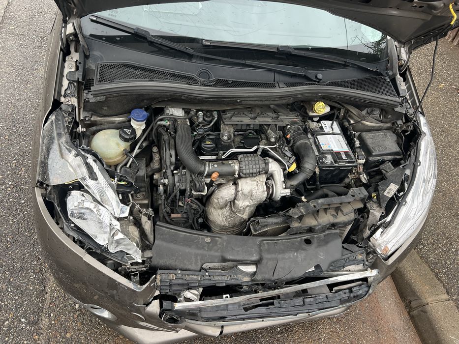 Peugeot 208 1.4 hdi manual avariat lovit motor cutie ok