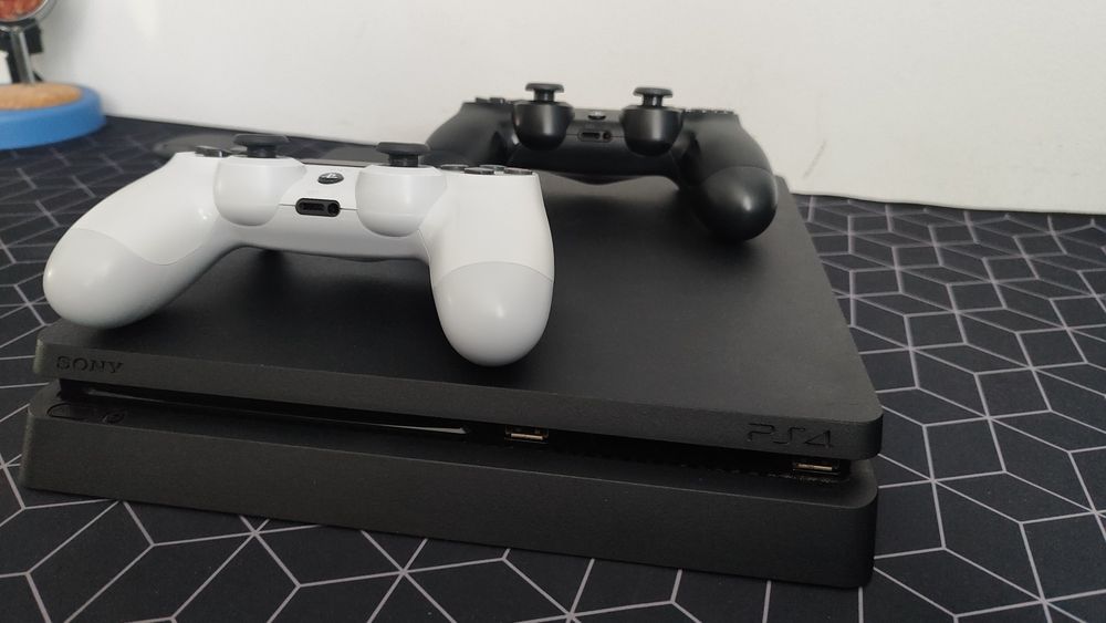 Playstation 4 slim 1TB  PS4