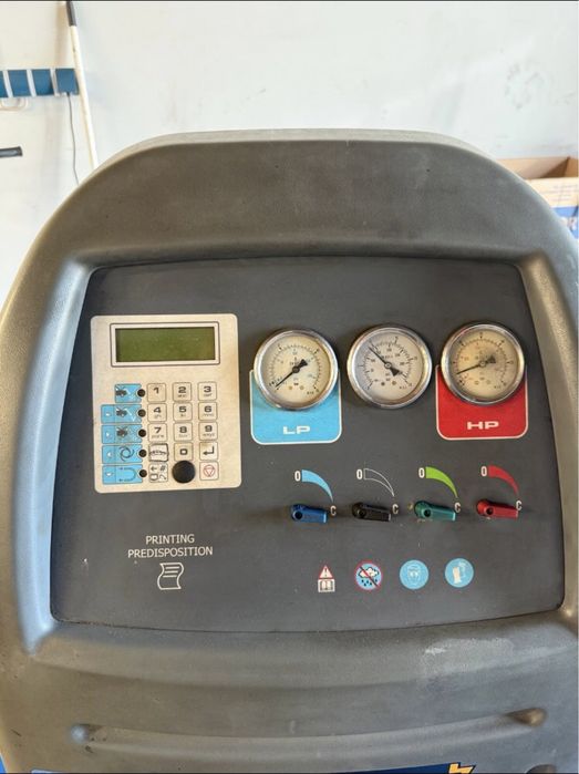 Машина/станция за зареждане на климатици. Фреон R134A. ROBINAIR.