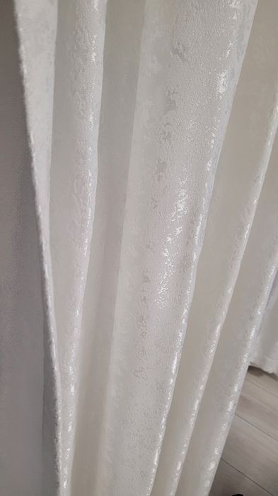 Vând  draperie alb lucios din 4 parti