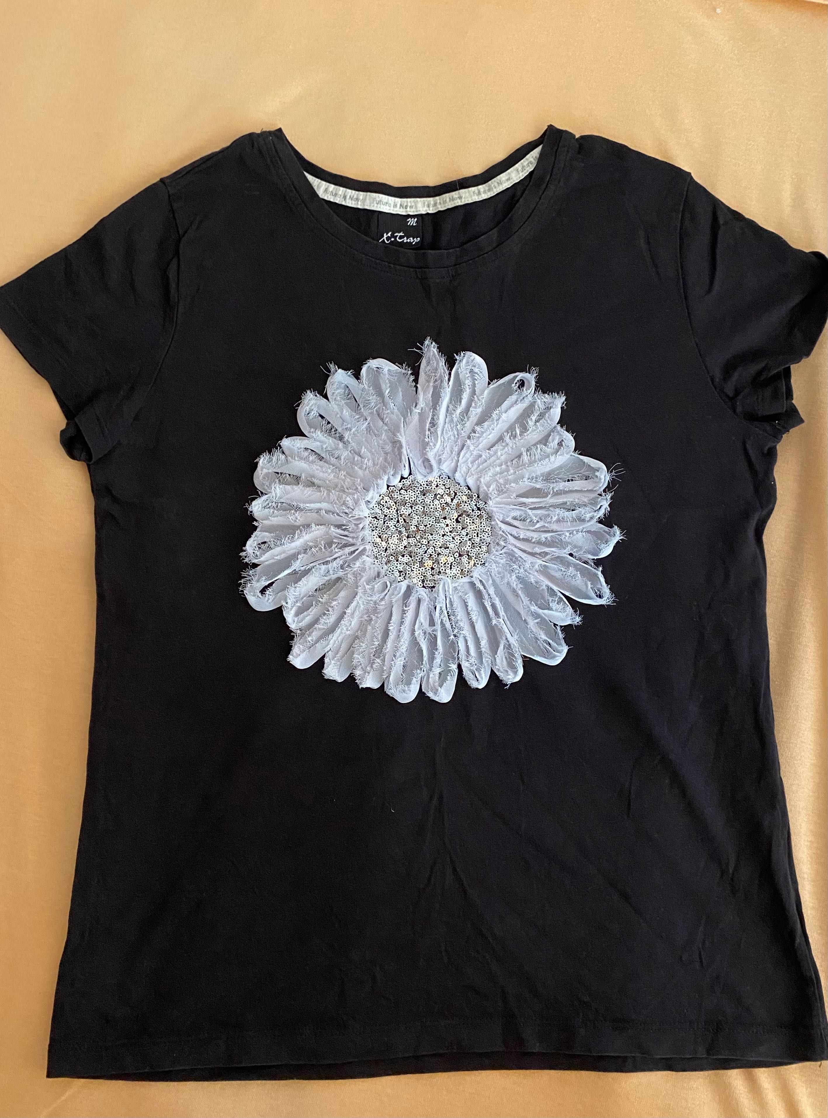 Дамска тениска с цвете