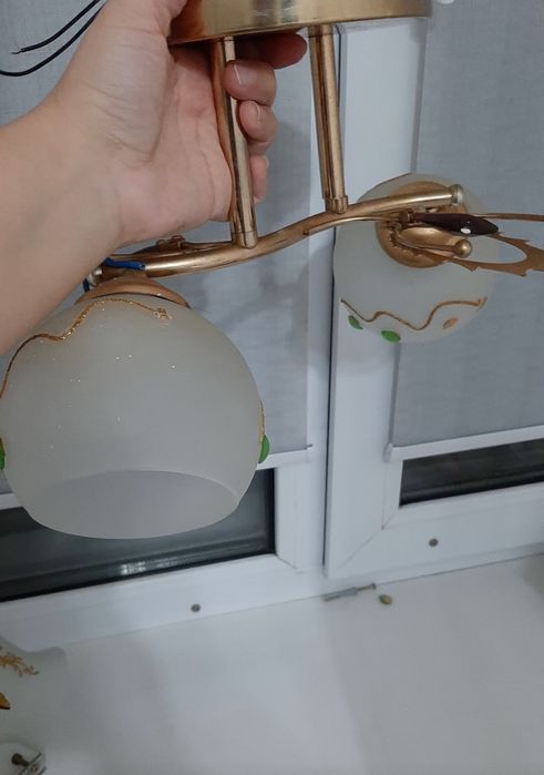 Люстра, шторки, картины