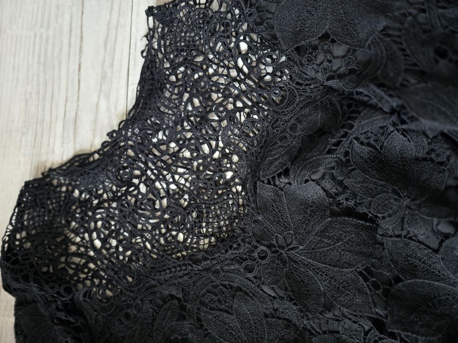 Дантелена рокля за повод