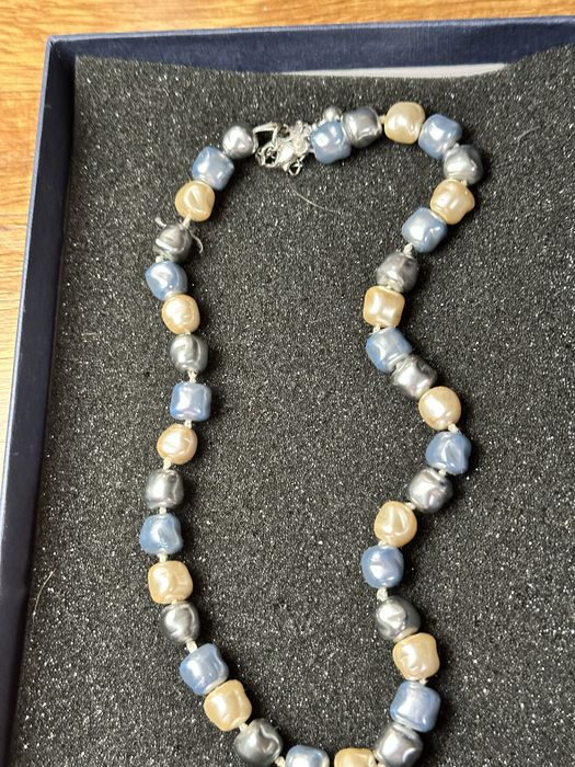 Стилно колие от Истински испански перли в синьо и бяло.