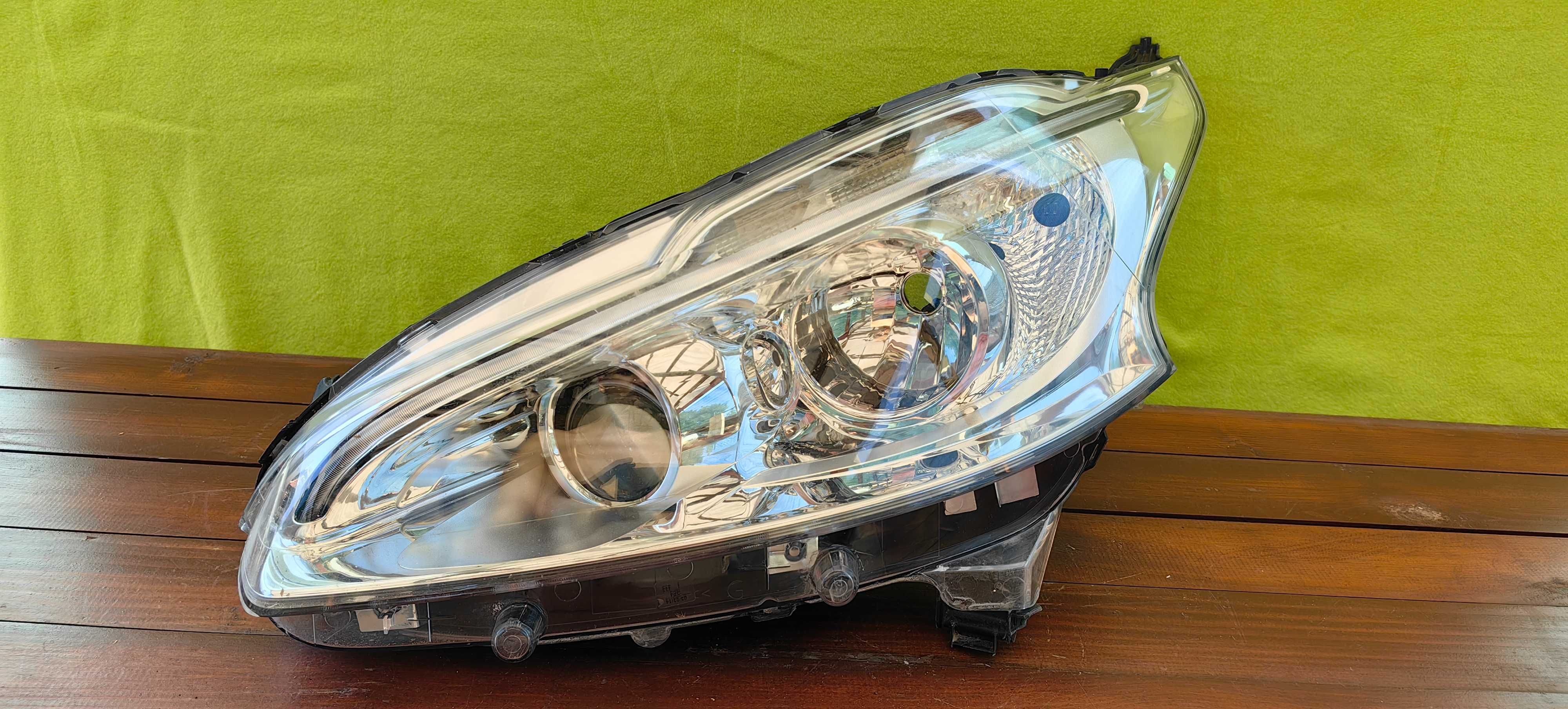 Ляв фар за Peugeot 208 LED / Пежо 208 ЛЕД