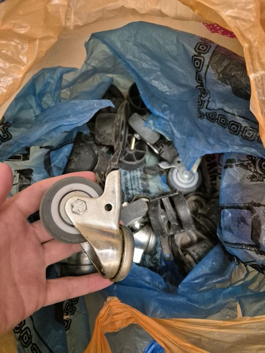 Отдам даром колеса мебельные