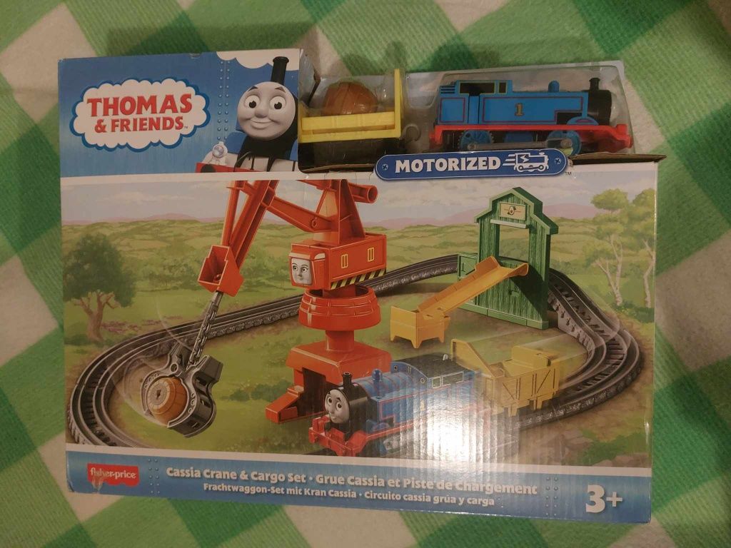 Thomas and friends ca nou cu cutie cu baterii, Set sina cu locomotiva
