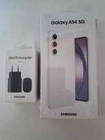 Продавам неразпечатан,нов Samsung A54 5G с супербързо зарядно Samsung.