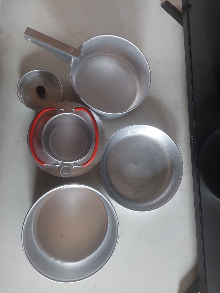 Farfurii, tacâmuri și set obiecte picnic
